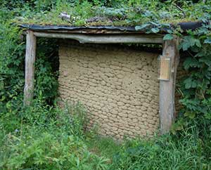 Lehmwand mit Löchern für Insektenwohnungen