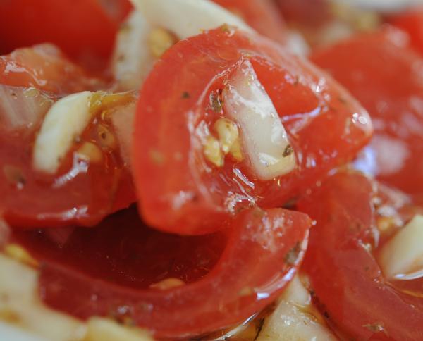 Tomatensalat selbermachen: Mit Knoblauch, Oregano &amp; Zwiebel